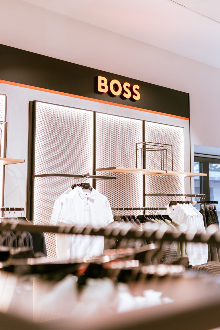 Kleidung der Marke Boss im Modegeschäft