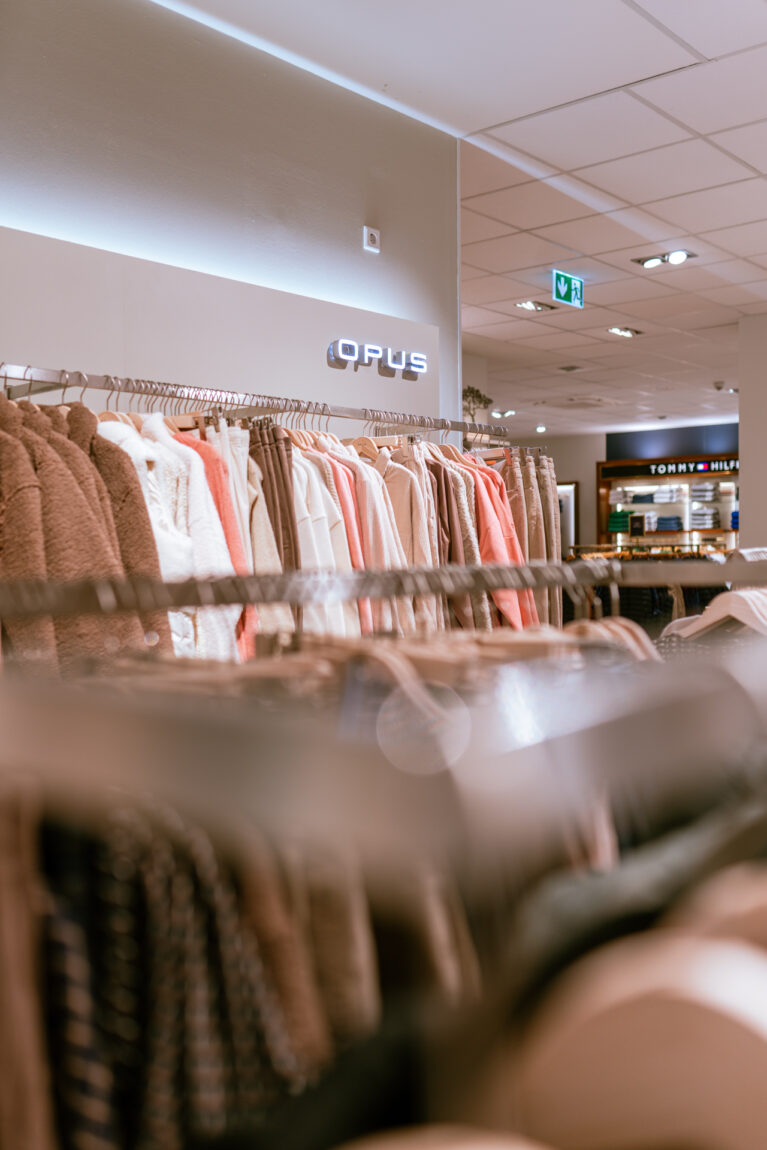 Damenbekleidung der Marke Opus im Modegeschäft