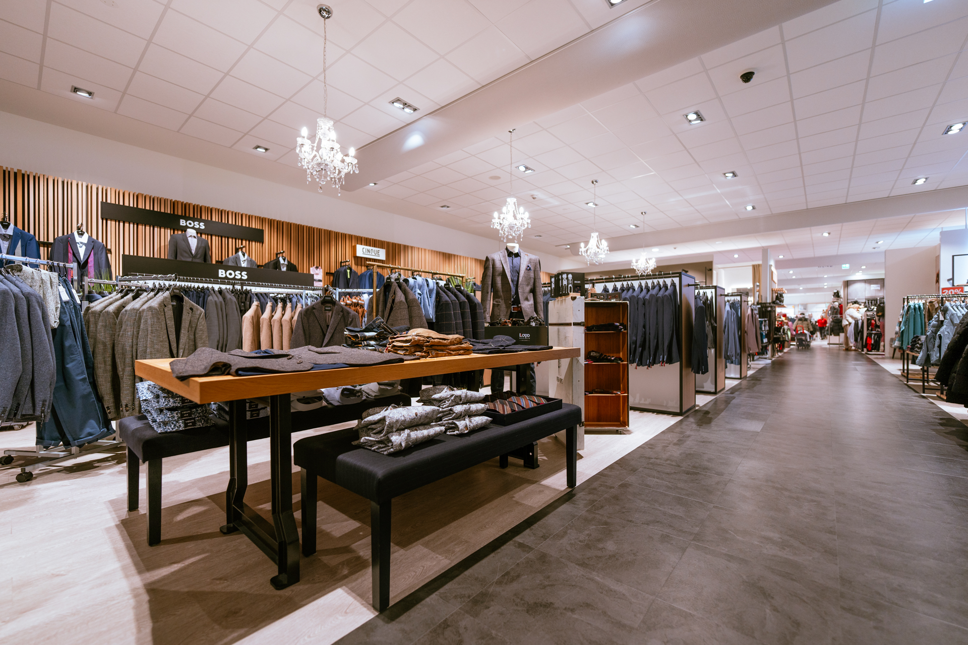 Große Auswahl an Anzügen in der Herrenabteilung eines Modegeschäfts