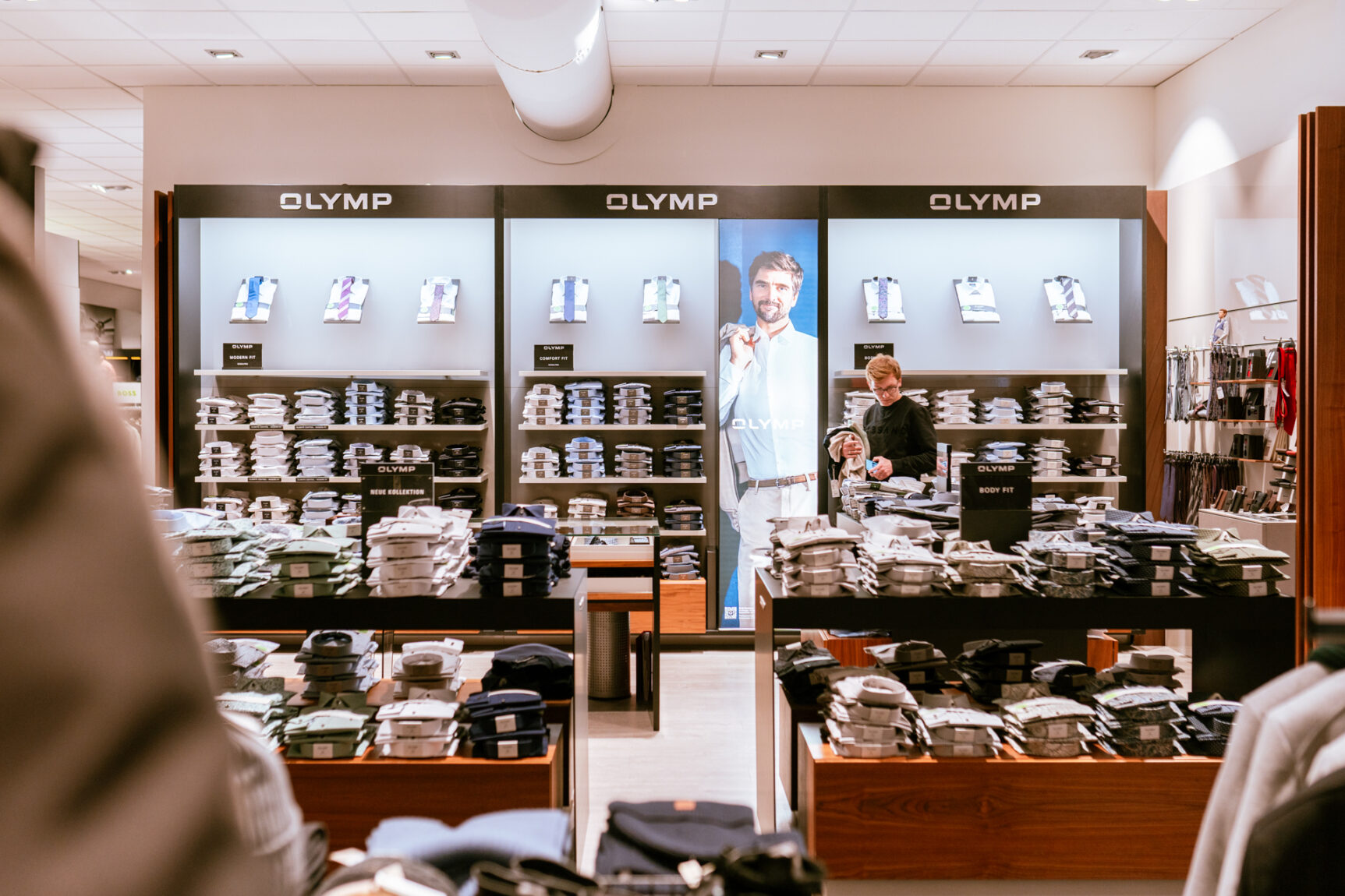 Große Auswahl an Hemden in der Herrenabteilung eines Modegeschäfts