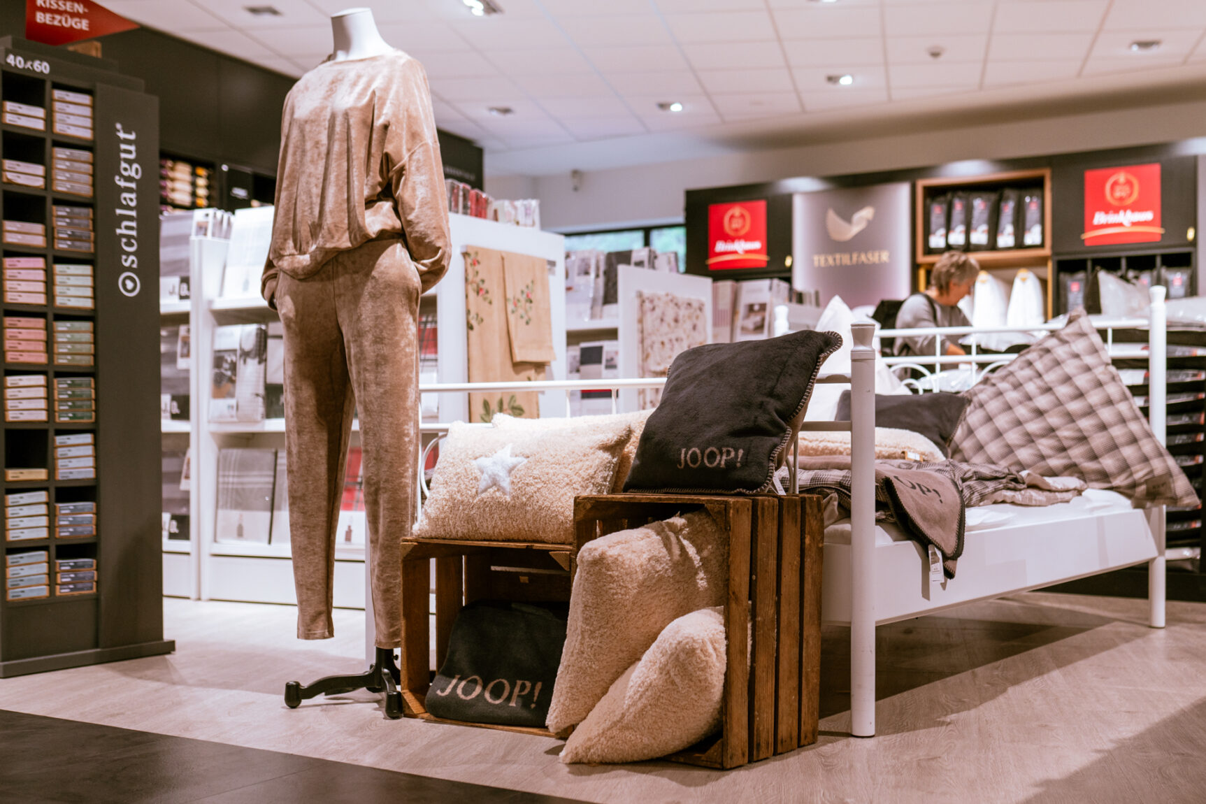 Verkaufsfläche für Hometextilien mit Joop-Kissen