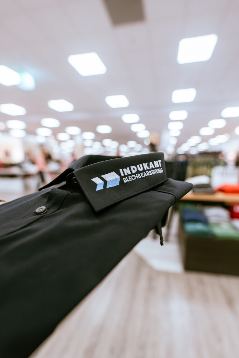 Stick des Firmenlogos am Kragen eines Corporate Fashion Hemds