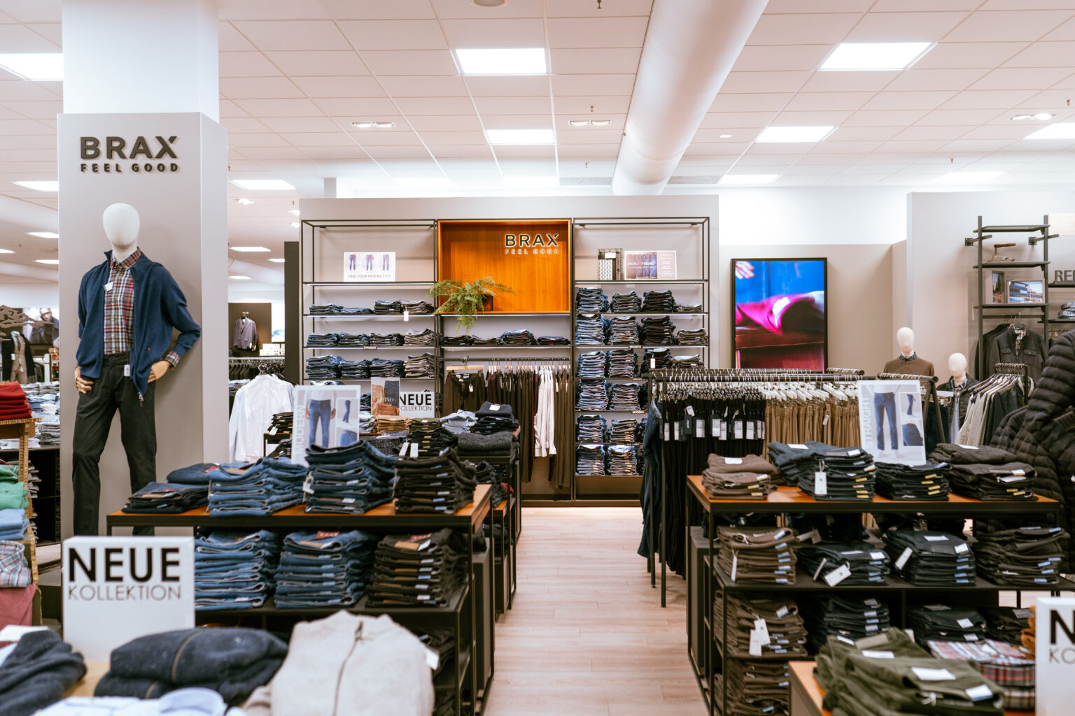 Kleidung der Marke Brax im Modegeschäft