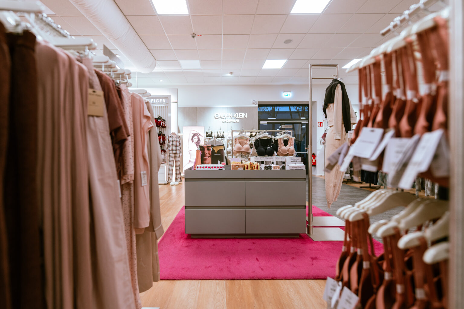 Verkaufsfläche mit Damenunterwäsche verschiedener Marken