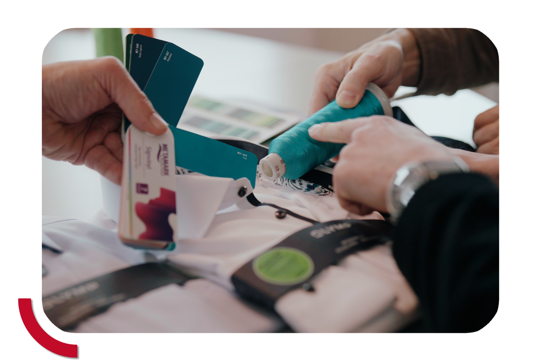 Corporate Fashion: Abstimmung von Materialien und Farben für ein Hemd