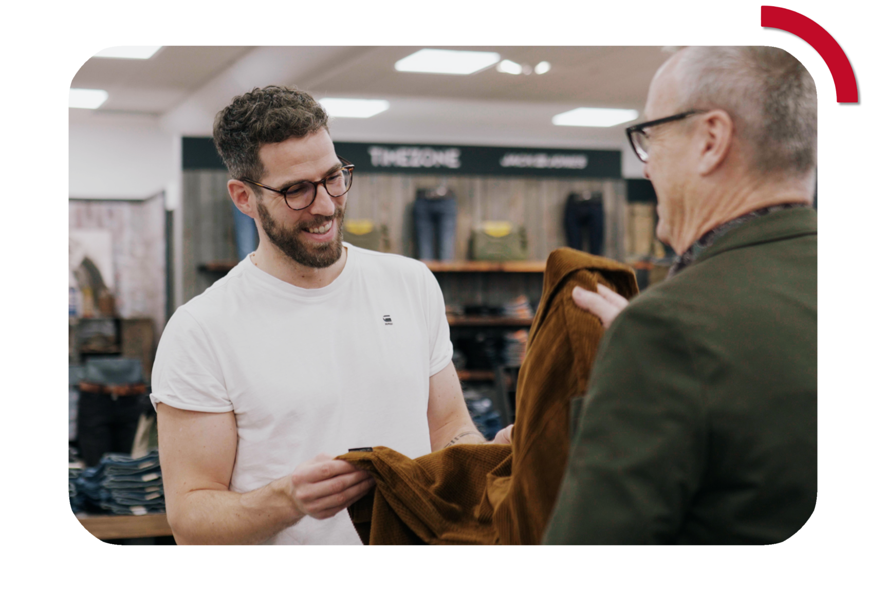 Mitarbeiter berät einen erwachsenen Mann in der Herrenabteilung