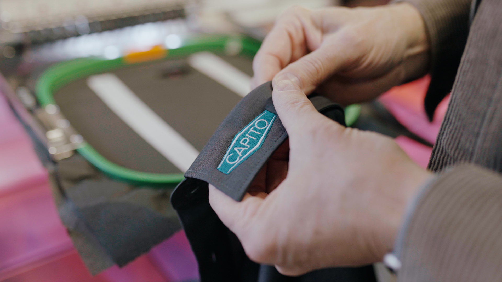 Stick des Firmenlogos am Kragen eines Corporate Fashion Hemds