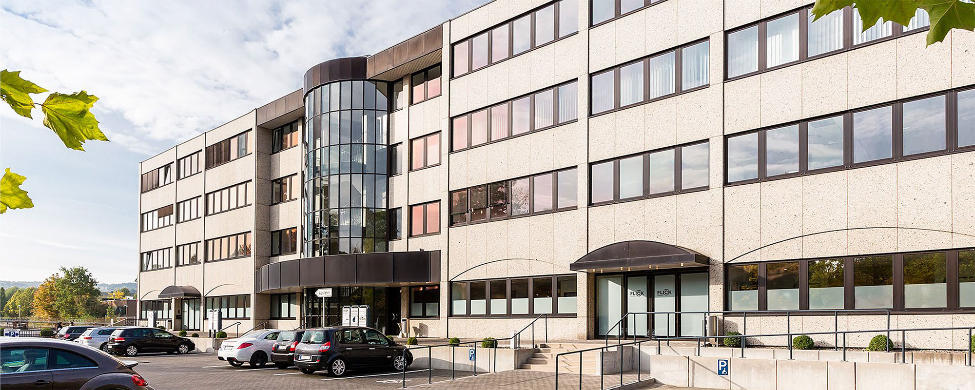 Älteres Foto der Außenansicht des Flick-Gebäudes in Bielefeld